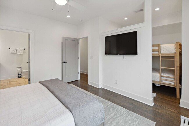 Building Photo - 3206 West End Cir