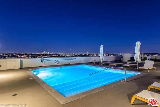 Building Photo - 838 N Doheny Dr