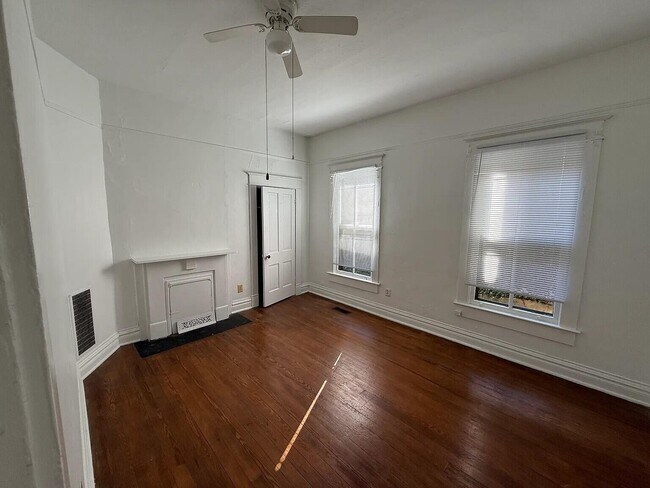 Building Photo - 404 Ewing St