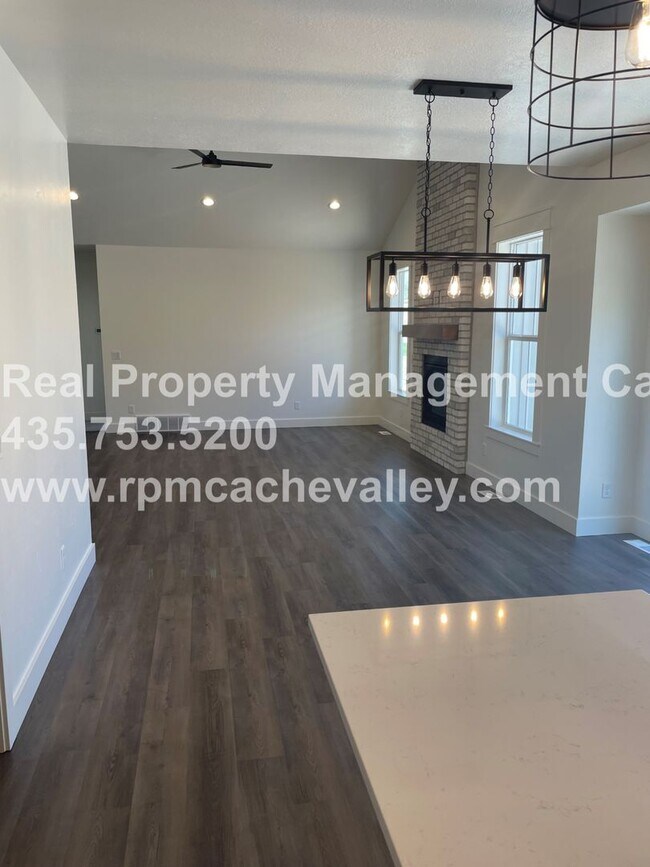 Building Photo - Gorgeous 3 br 2 bath home in Hyde Park! Ha...