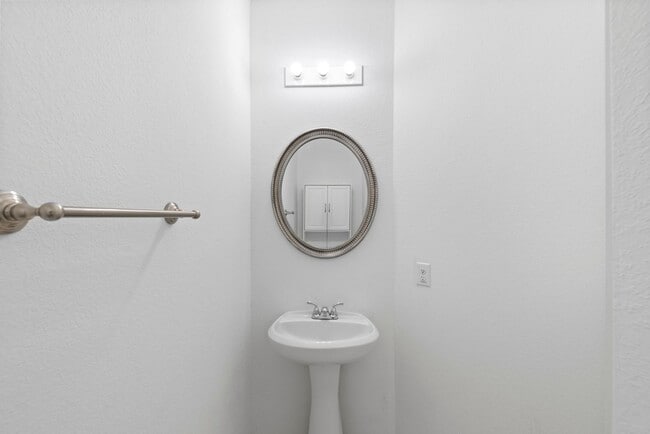 Building Photo - Comfort and Convenience in This Bay Colony Pointe Beauty