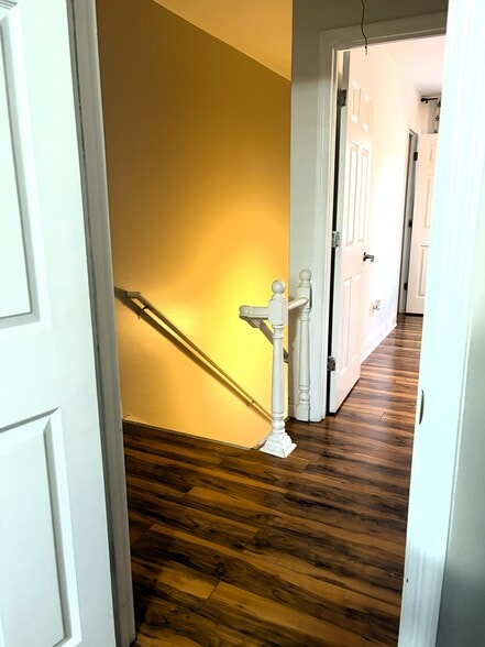 Upstairs hallway - 1330 Poplar Pointe SE