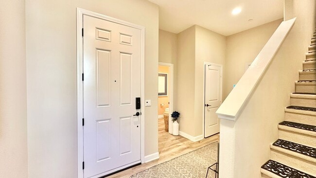 Building Photo - Beautiful "Model" Show Townhome in the Gat...