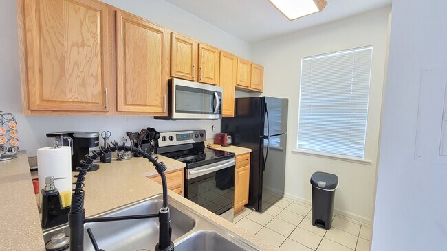 Building Photo - 6519 W Newberry Rd