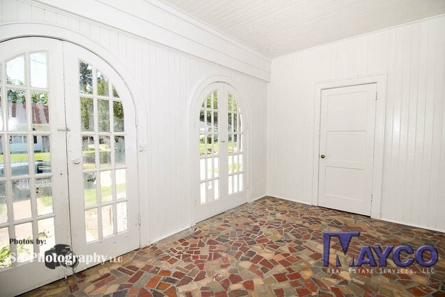 Building Photo - 3 bedroom 2 bath in Highland neighborhood,...