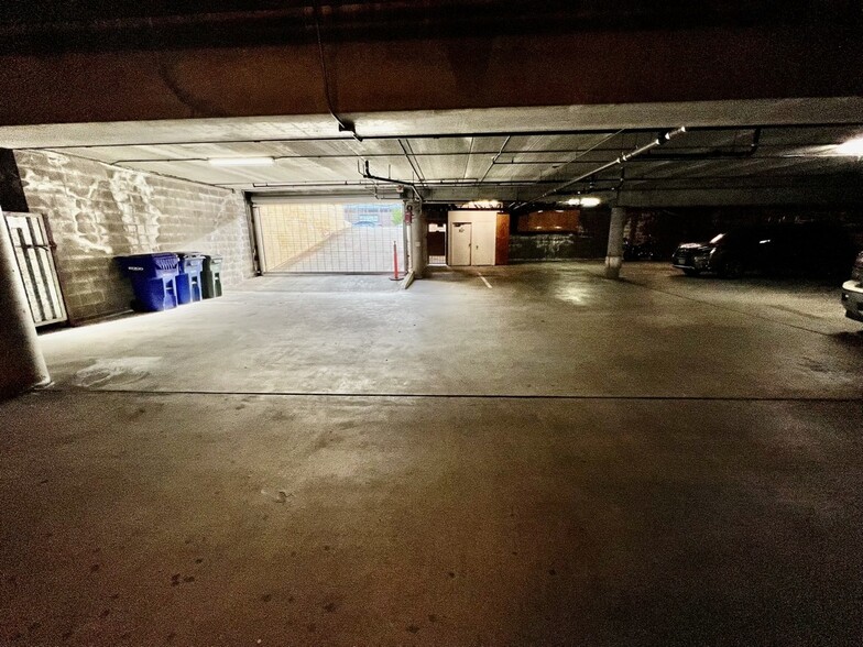 Building Photo - 919 W Lewis St