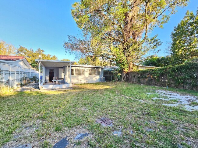 Building Photo - 300 SW 38th Ct