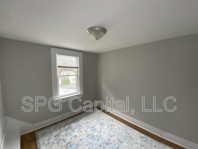 Building Photo - 325 Valley St