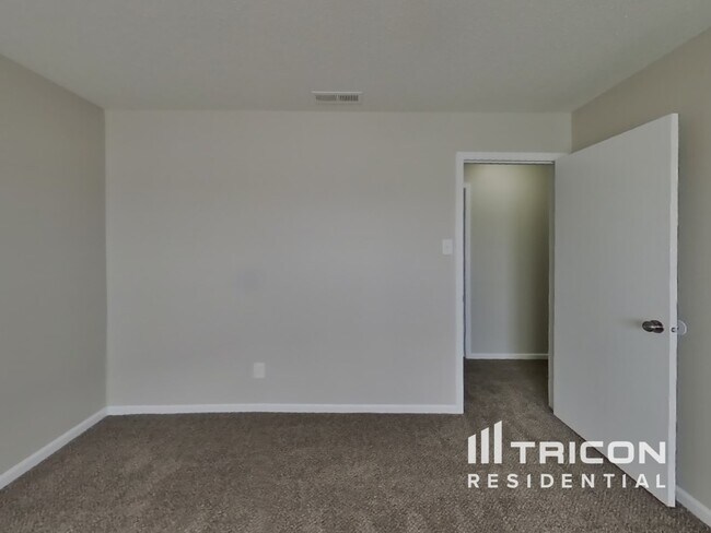 Building Photo - 2869 Ludwig Dr