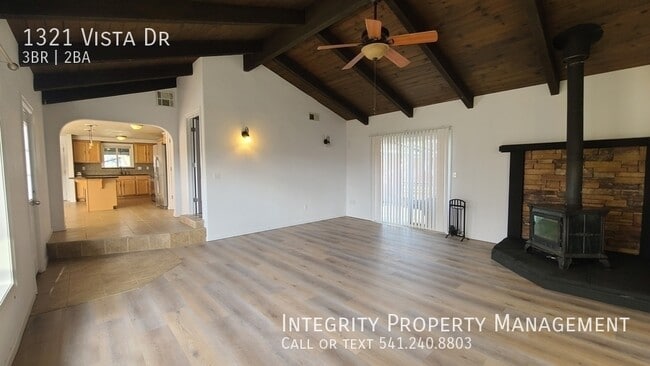 Building Photo - 1321 Vista Dr