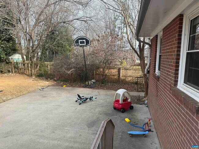 Building Photo - 1244 Holmes Ave