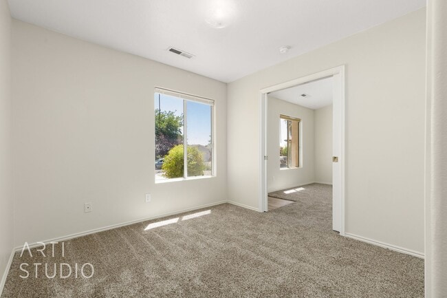 Building Photo - 3 Bedroom, 2 Bathroom Home in the Red Clif...