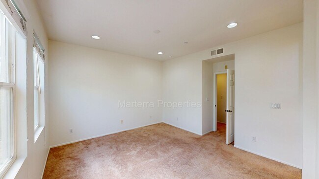 Building Photo - Amazing 2 Bedroom/2.5 Bathroom