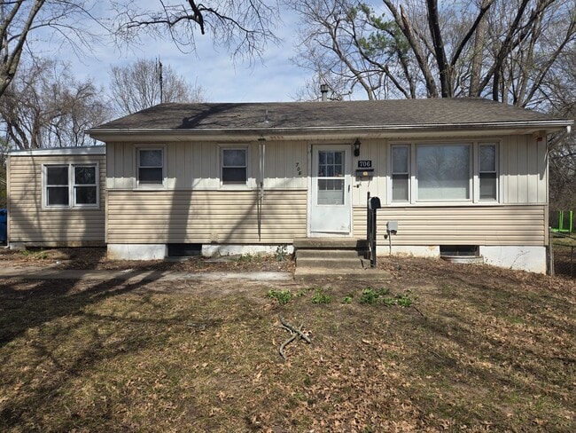 Primary Photo - 3 bedroom 1 bath ranch home on a quiet dea...