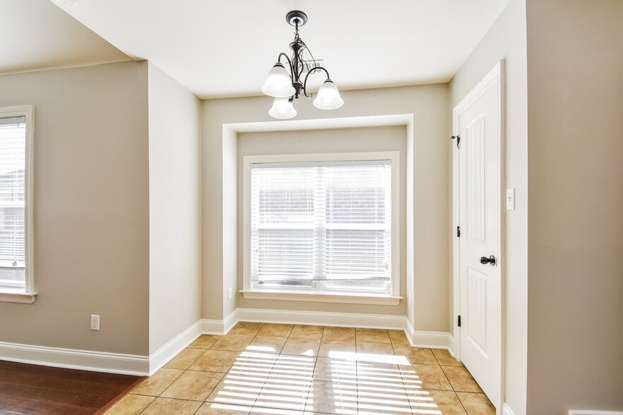 Building Photo - 3080 Magnolia Dr