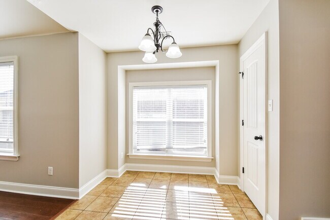 Building Photo - 3080 Magnolia Dr