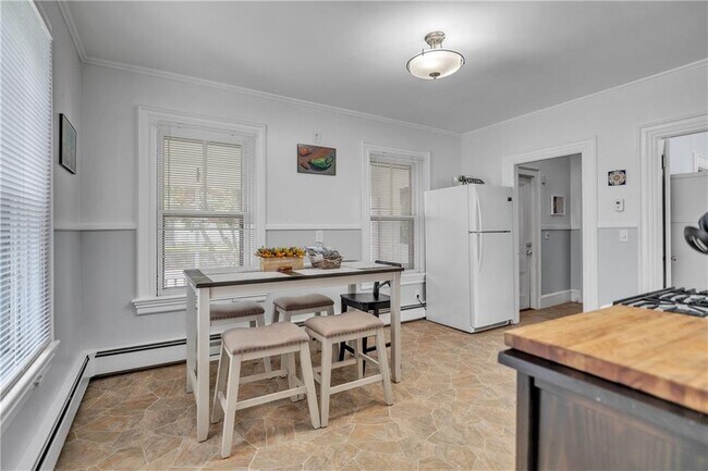 Building Photo - 585 Plainfield St