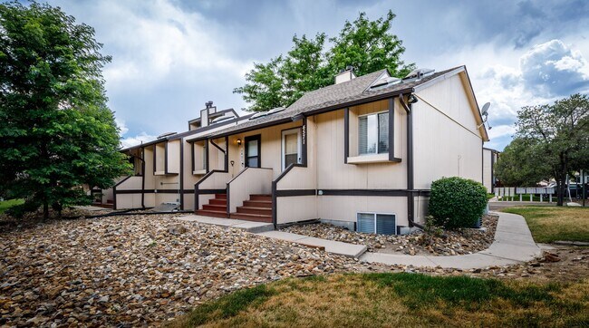 Building Photo - Lovely End Unit 2 Bed Condo, Centrally Located