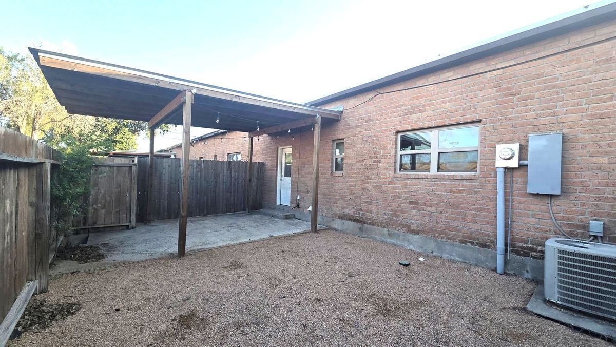 Building Photo - 920 E Escondido Rd