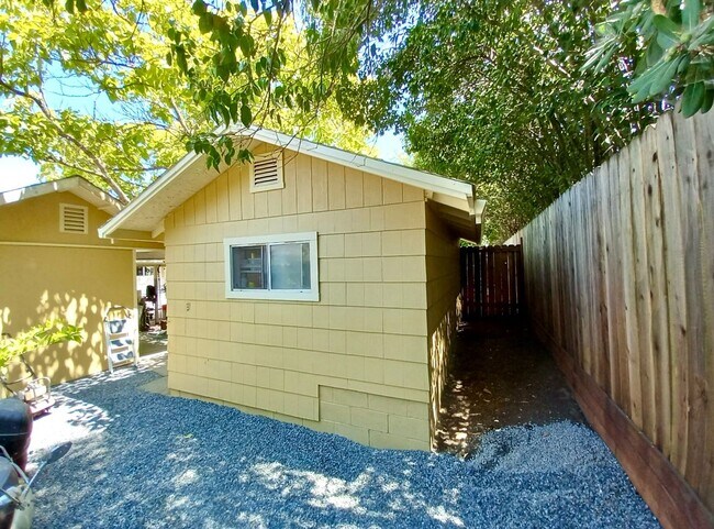 Building Photo - Lovely one level home in Northwest Santa R...