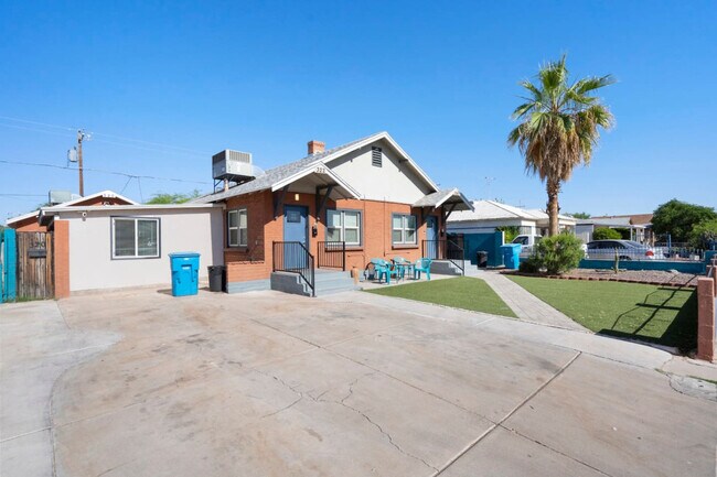 Building Photo - 320 N 13th Pl