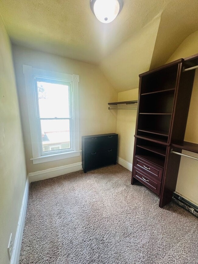 Building Photo - Charming 3 Bedroom Single Family Home Avai...