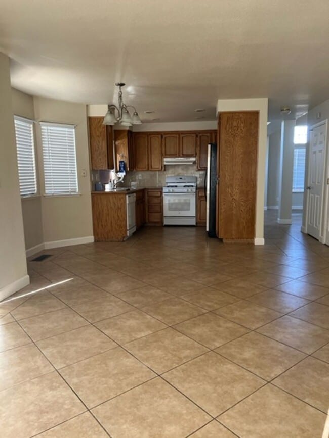 Building Photo - Spacious 4-Bedroom Home in a Quiet Tracy C...