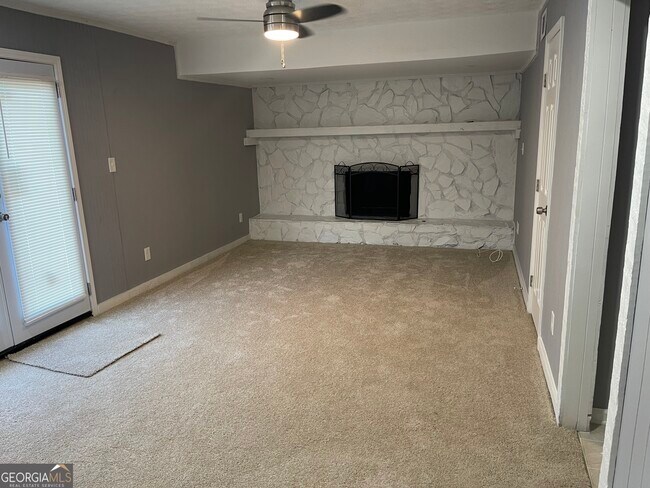 Building Photo - 235 Deerfield Dr