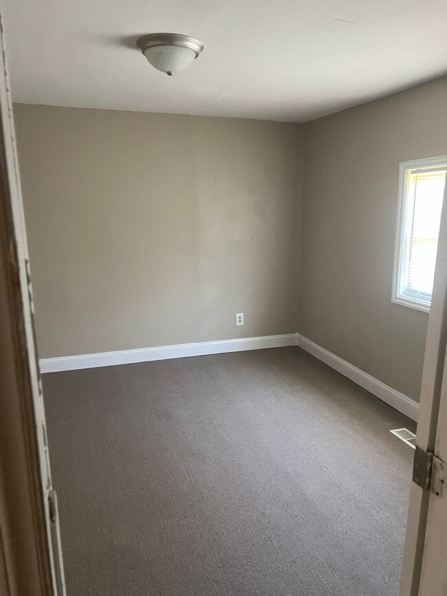 Building Photo - 3 bedroom House in Huntington, WV $800