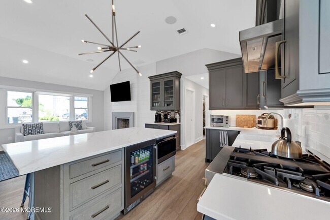 Building Photo - 347 Bay Ln