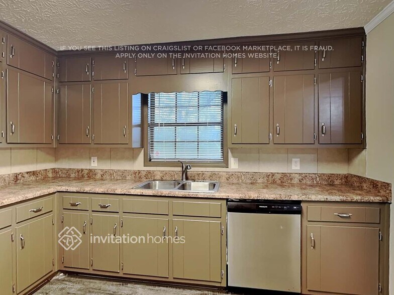 Building Photo - 820 Cedar Lake Dr SE