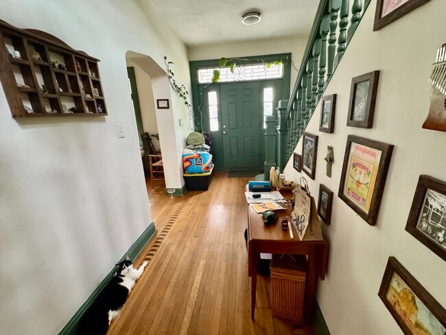 Building Photo - Newly renovated spacious 4 bedroom home in...