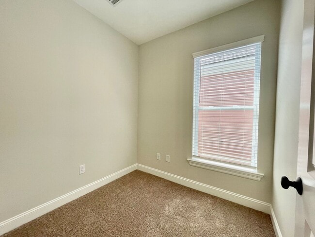 Building Photo - Beautiful home  in Americana!