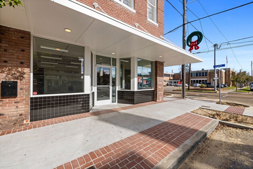 Building Photo - 223 E Thomas St