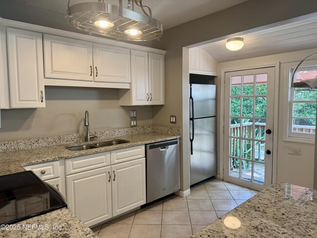 Building Photo - 1327 Azalea Dr