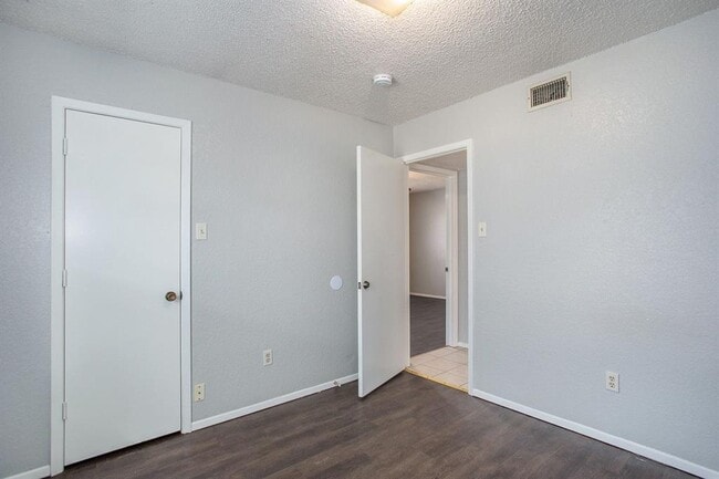 Building Photo - 3710 Hulen Park Cir
