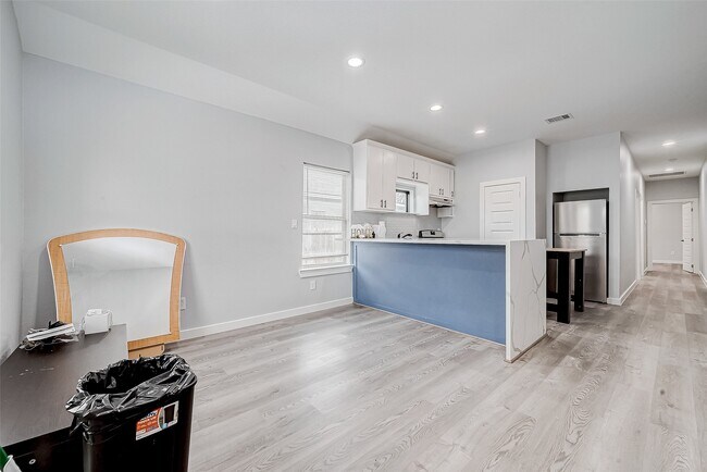 Building Photo - 6725 Avenue K