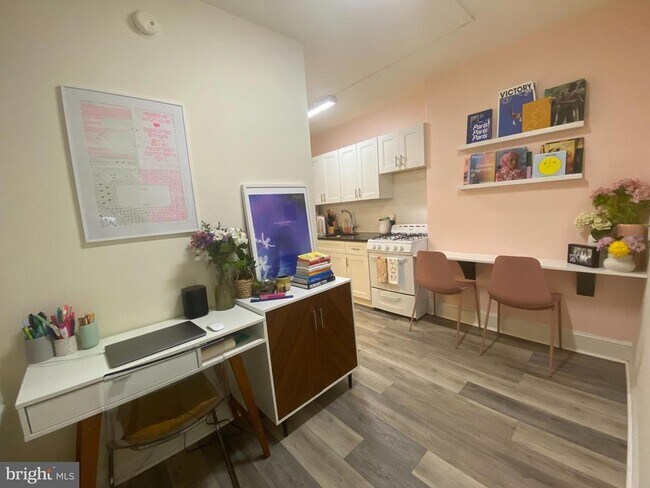 Building Photo - 1735 Bainbridge St