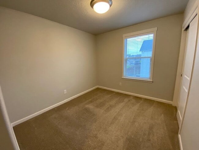 Building Photo - 3 Bedroom Beautiful Home Ready  For You!