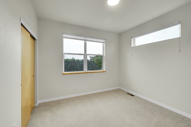 Building Photo - $2,895.00, 3 bedrooms, 3.5 baths, located ...