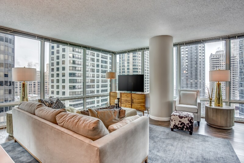 Building Photo - 580 N McClurg Ct