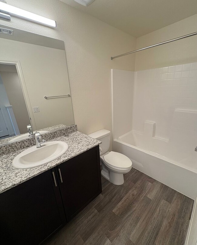 Building Photo - 2 Bedroom Townhouse in North Las Vegas