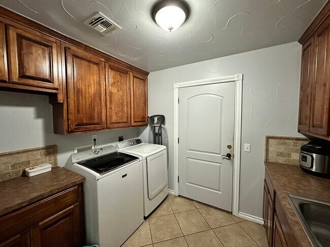 Building Photo - 1205 Alma Dr