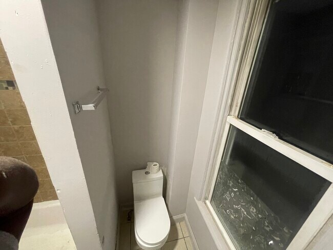 Bathroom - 539 Hamilton St