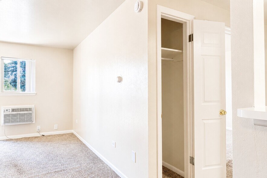Building Photo - 1375 Everett Ct