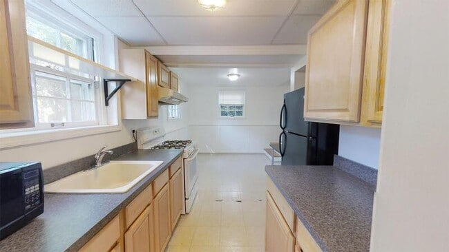 Building Photo - 910 Sylvan Ave