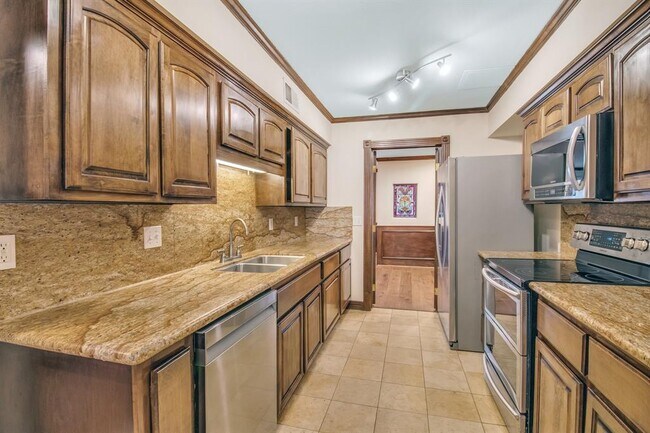 Building Photo - 452 N Post Oak Ln