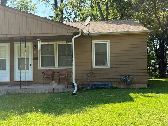 Building Photo - Centrally located 2 bed 1 bath duplex