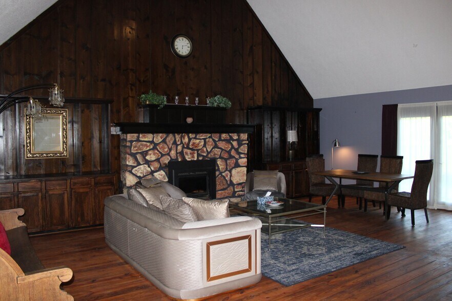 Building Photo - 2115 Pineshore Ct