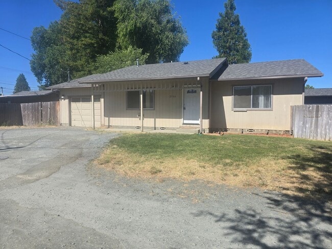 Building Photo - 3 bedroom 1 bath home for Rent in Grants Pass